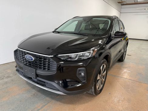 Used 2025 Ford Escape Platinum image 1