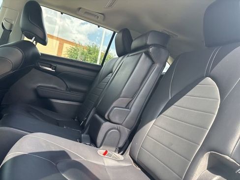 Used 2023 Toyota Highlander XLE image 8