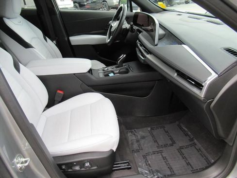 Certified 2025 Cadillac XT4 Sport AWD/4WD image 11
