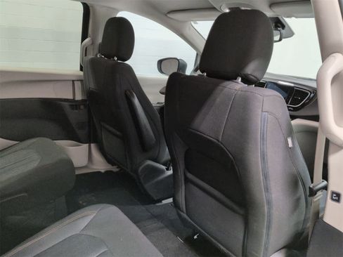 Certified 2017 Chrysler Pacifica Touring w/ Tire & Wheel Group image 18