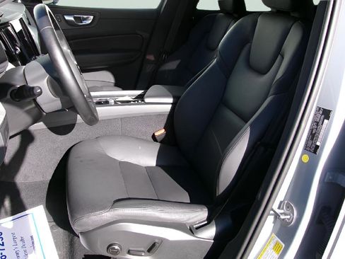 Used 2025 Volvo XC60 B5 Plus image 13