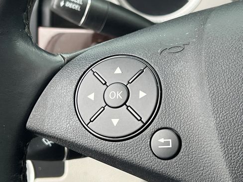 Used 2011 Mercedes-Benz GLK 350 4MATIC image 19