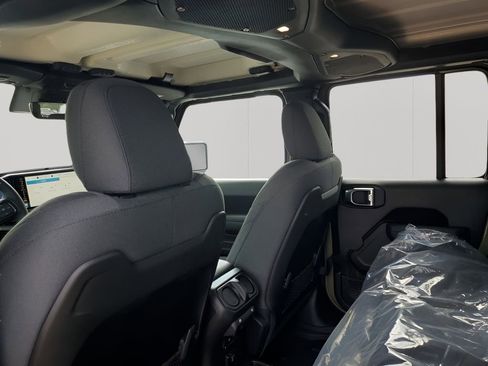 New 2025 Jeep Gladiator Rubicon w/ Convenience Group image 19