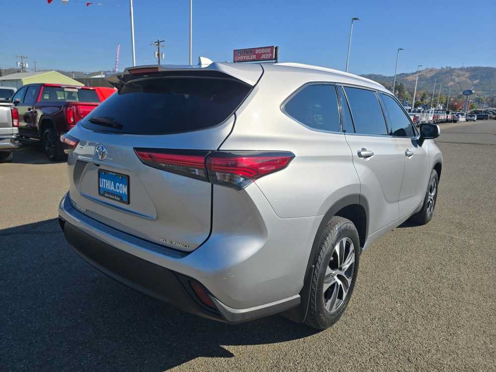 Used 2022 Toyota Highlander XLE AWD/4WD image 5