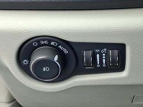 Used 2024 Chrysler Pacifica Touring-L FWD image 26