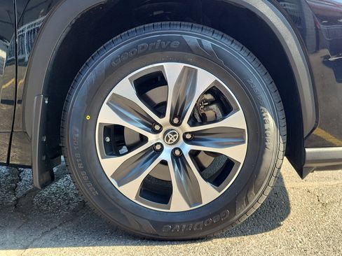 Used 2023 Toyota Highlander XLE AWD/4WD image 5