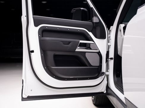 Used 2023 Land Rover Defender 130 SE image 55