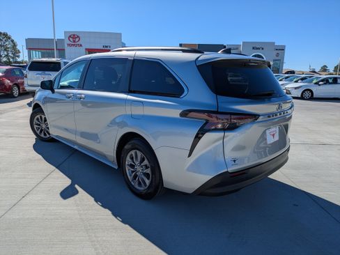 Certified 2023 Toyota Sienna XLE image 5