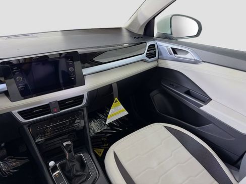 New 2026 Volkswagen Taos SE FWD image 23