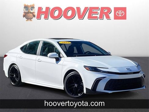 Used 2025 Toyota Camry SE image 1