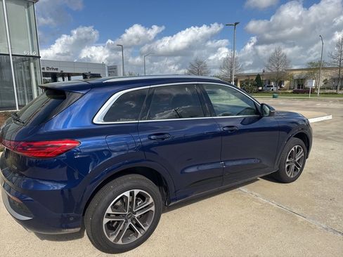 Used 2025 Audi Q5 Premium w/ Convenience Package image 2