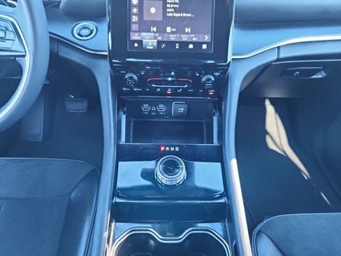 Used 2023 Jeep Grand Cherokee Altitude image 11