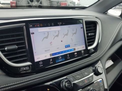 Used 2023 Chrysler Pacifica Touring-L w/ S Appearance Package image 13