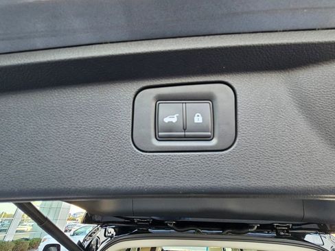 Used 2025 Nissan Armada Platinum image 11