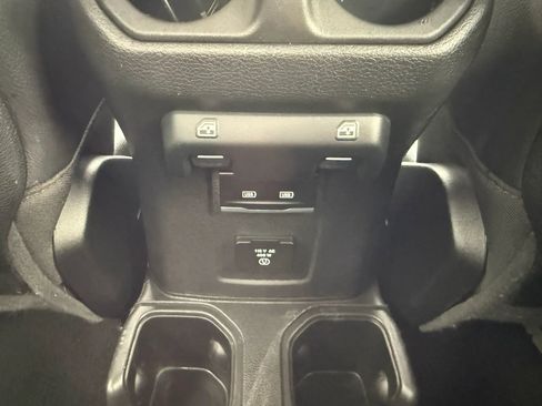 Used 2022 Jeep Gladiator Rubicon w/ Cold Weather Group AWD/4WD image 15