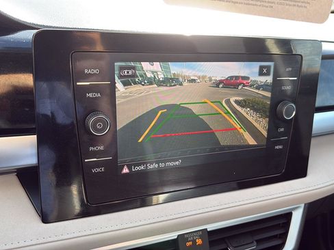 Certified 2025 Volkswagen Taos SE image 21