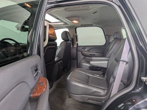 Used 2008 Chevrolet Tahoe LTZ w/ LTZ Preferred Equipment Group RWD image 24