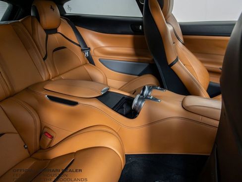 Used 2018 Ferrari GTC4Lusso image 19