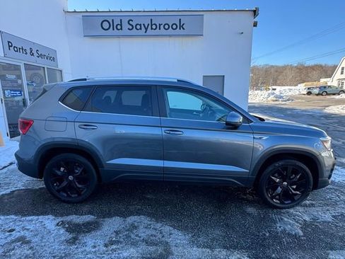 Certified 2022 Volkswagen Taos SE image 4