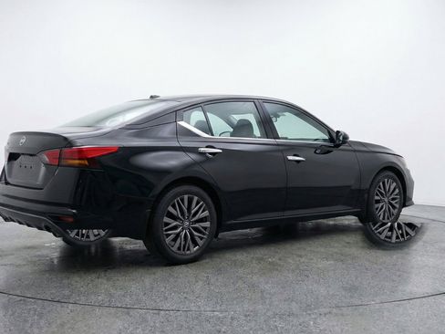 Used 2025 Nissan Altima 2.5 SV FWD image 9