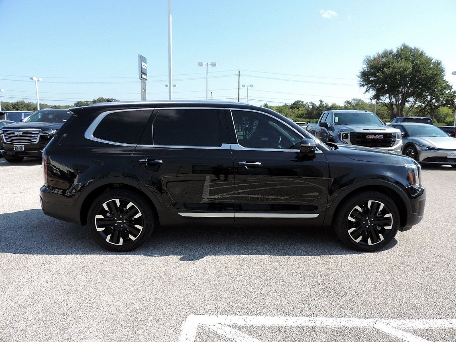 Used 2024 Kia Telluride SX w/ Towing Package FWD image 4