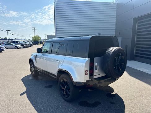 Used 2024 Land Rover Defender 110 X-Dynamic SE AWD/4WD image 3
