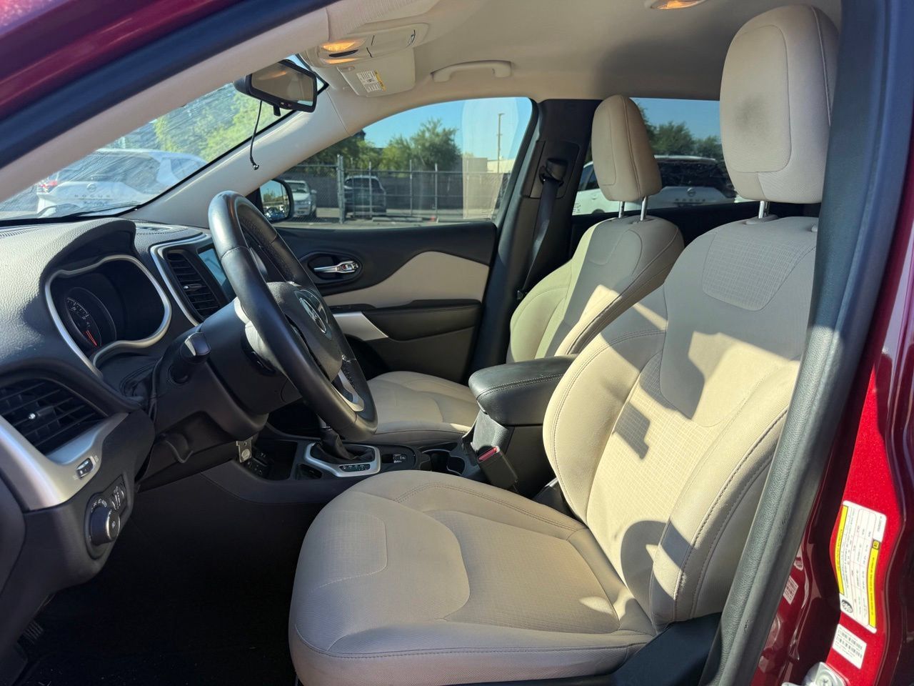 Used 2017 Jeep Cherokee Latitude FWD image 12
