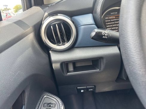 Used 2025 Nissan Versa SV FWD image 31
