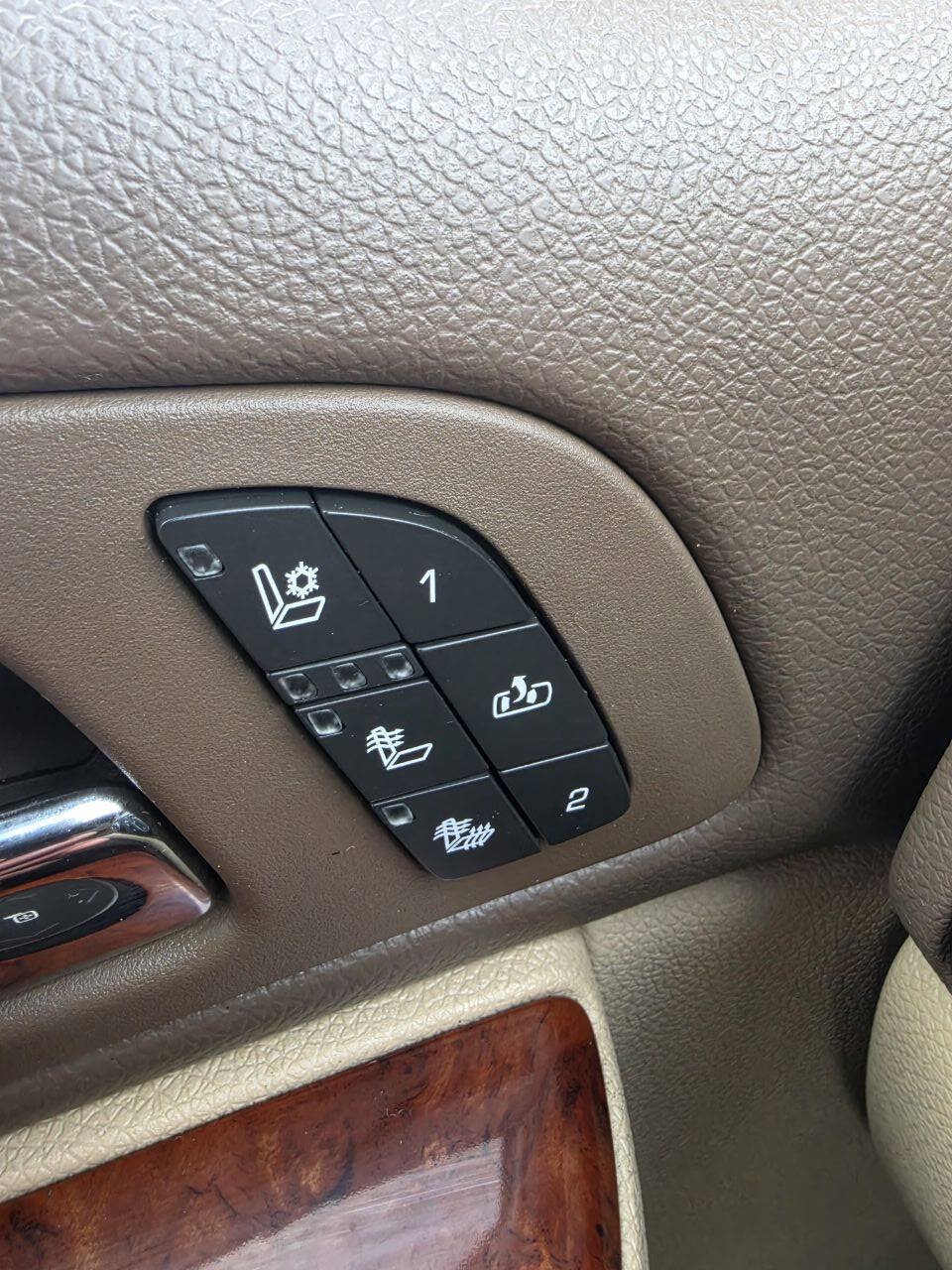 Used 2011 Chevrolet Avalanche LTZ AWD/4WD image 20