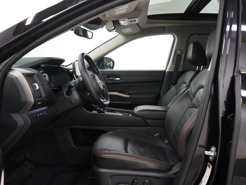 Used 2024 Nissan Pathfinder Platinum AWD/4WD image 26