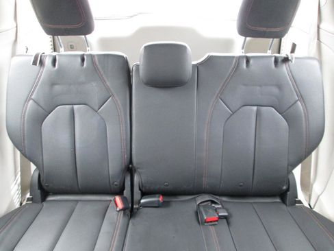 Used 2018 Chrysler Pacifica Touring-L image 16