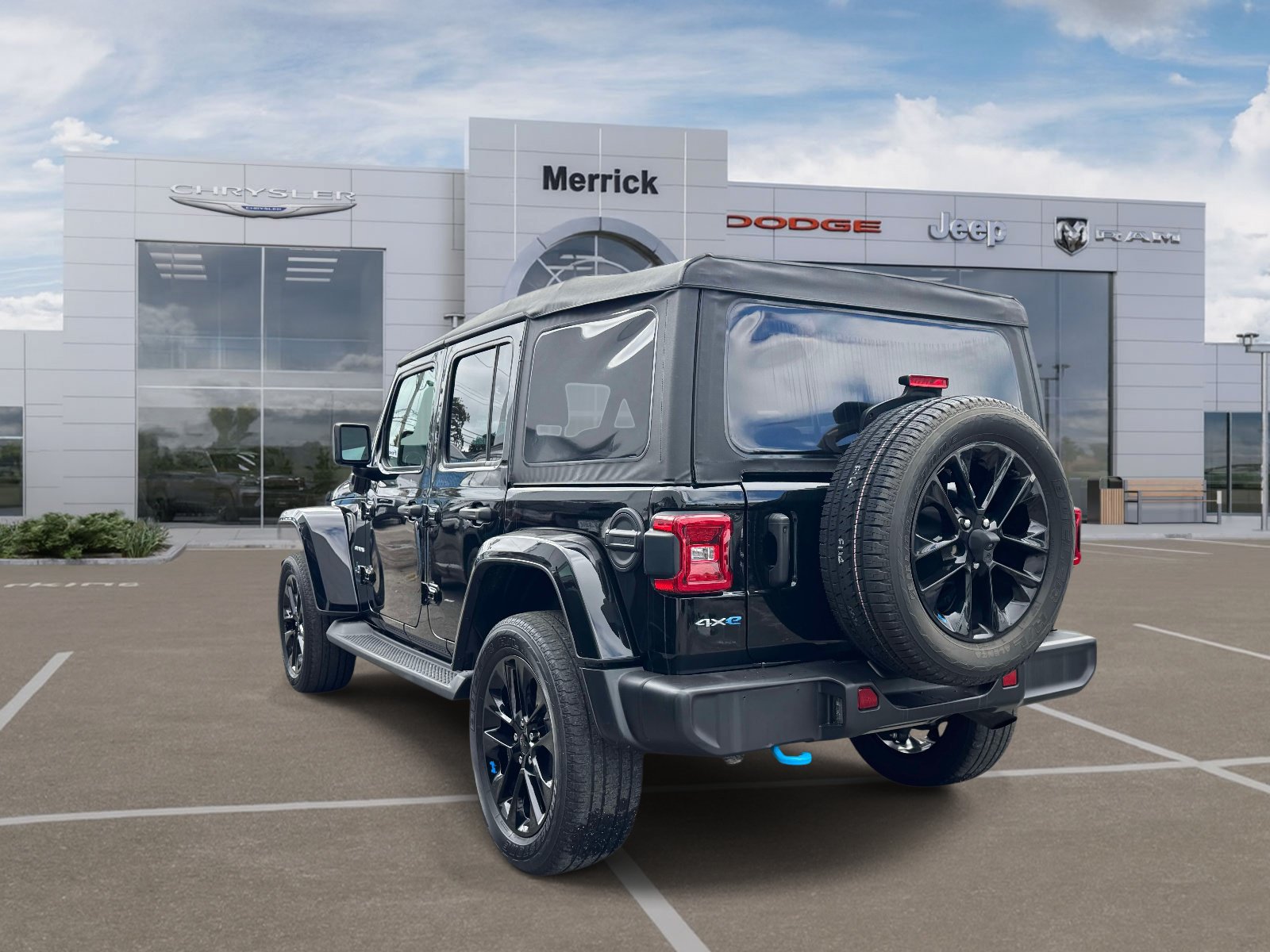 Used 2023 Jeep Wrangler Unlimited Sahara w/ Cold Weather Group AWD/4WD image 8