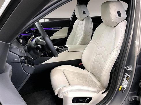 Used 2025 BMW i5 xDrive40 w/ Premium Package image 19