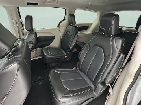 Used 2024 Chrysler Pacifica Touring-L FWD image 9