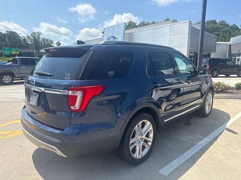 Used 2017 Ford Explorer XLT w/ Equipment Group 202A FWD image 9