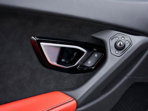 Used 2023 Lamborghini Huracan EVO image 38