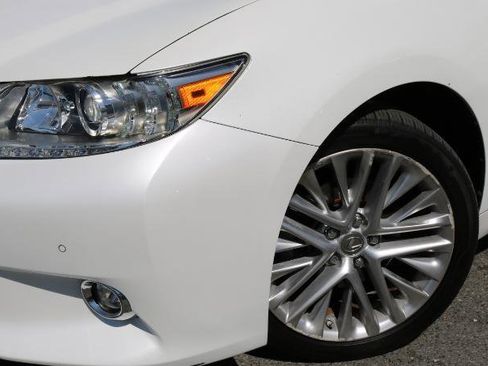 Used 2015 Lexus ES 350 w/ Ultra Luxury Package FWD image 4