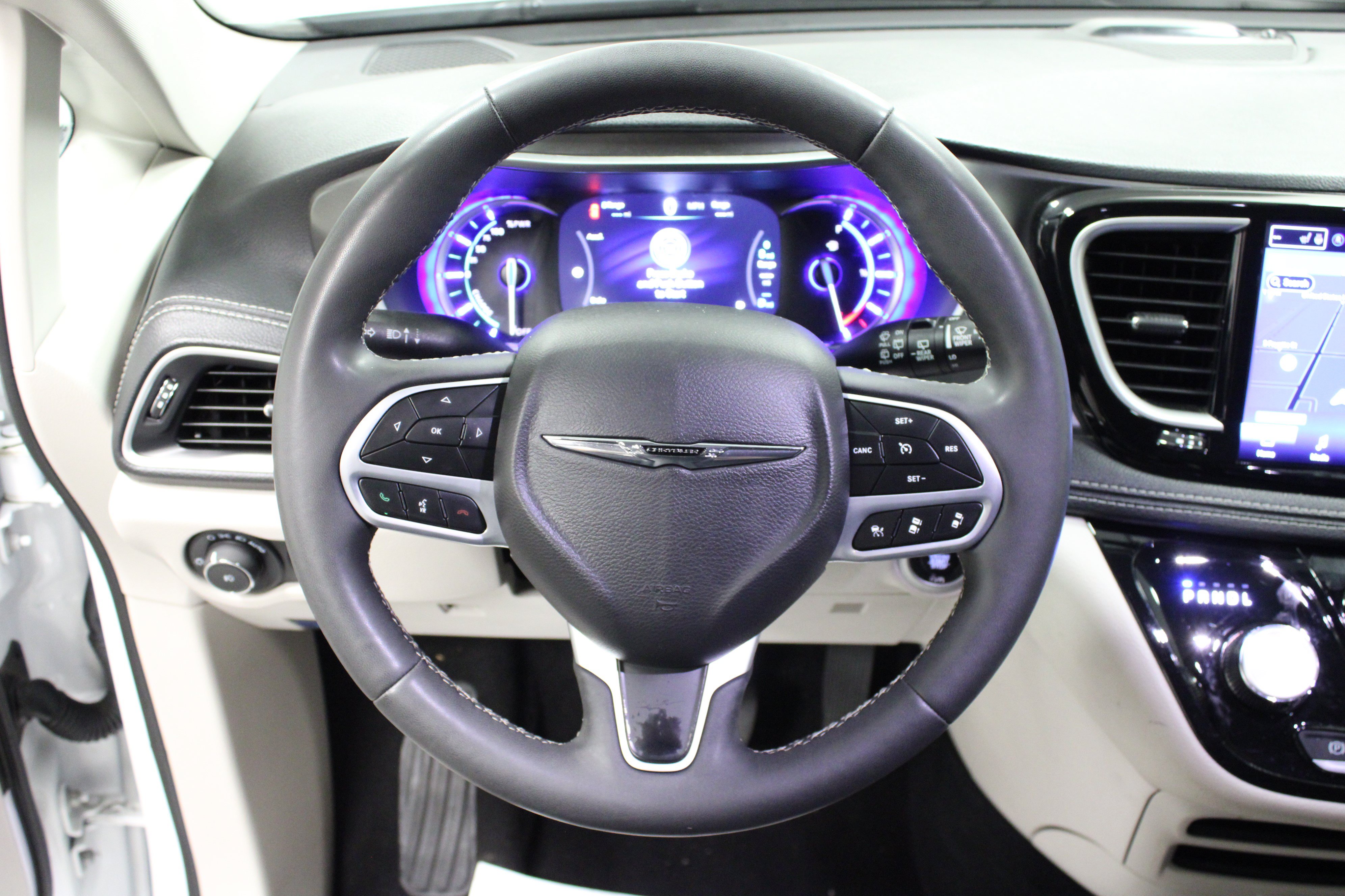 Used 2024 Chrysler Pacifica Limited FWD image 18