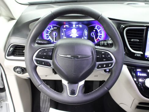 Used 2024 Chrysler Pacifica Limited FWD image 18