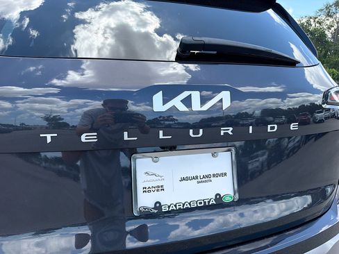Used 2025 Kia Telluride SX w/ SX Captain's Chair Package FWD image 11