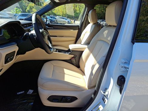 New 2025 Jeep Grand Cherokee Limited w/ Trailer Tow Package image 9