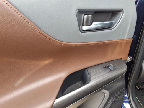 Used 2021 Toyota Venza Limited image 14