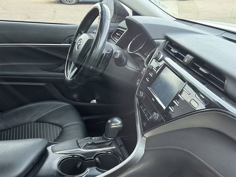 Used 2020 Toyota Camry SE image 6