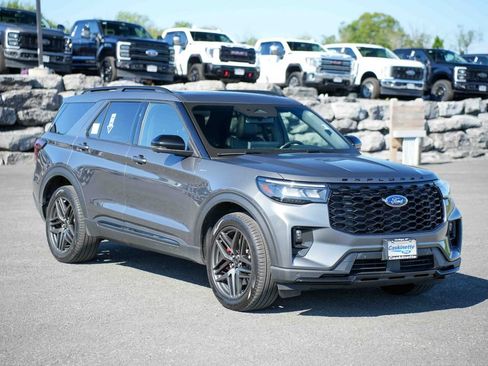 Used 2025 Ford Explorer ST-Line w/ ST-Line Street Pack AWD/4WD image 3
