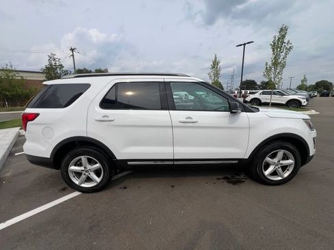 Used 2016 Ford Explorer XLT w/ Equipment Group 202A AWD/4WD image 4