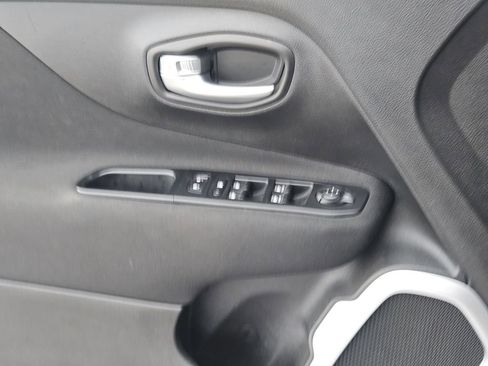 Used 2018 Jeep Renegade Latitude FWD image 18