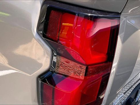 Certified 2023 Chevrolet Colorado Z71 w/ Z71 Convenience Package 2 AWD/4WD image 28