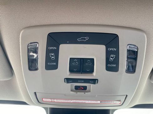Used 2025 Toyota Sienna XLE FWD image 26