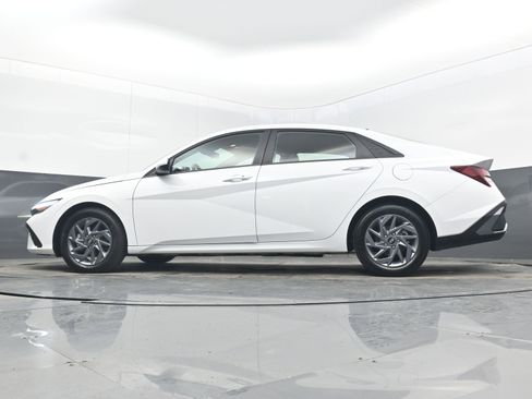 Used 2024 Hyundai Elantra SEL image 39