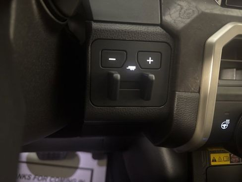 Used 2025 Toyota Tacoma Limited image 18